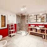 New In Historical Center דירה